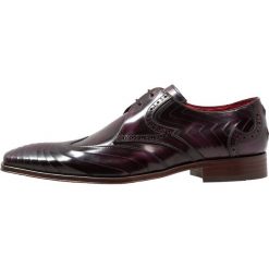 Jeffery West SCARFACE LASER WINGCAP 2 EYE DERBY Oksfordki aubergine. Fioletowe półbuty męskie marki Jeffery West, bez wzorów, ze skóry, na sznurówki. Za 1029,00 zł.