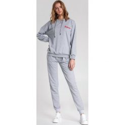 Szara Bluza Super Woman. Szare bluzy damskie Renee, s, z napisami, z jeansu, z długim rękawem, długie, z kapturem. Za 79,99 zł.