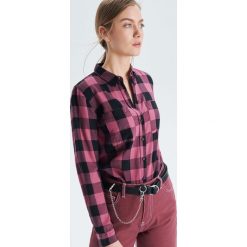 Koszula w kratę - Pomarańczowy. Pomarańczowe koszule damskie Cropp, s, bez wzorów, bez kołnierzyka, bez rękawów. W wyprzedaży za 29,99 zł.