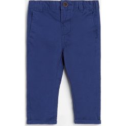 Spodnie chino -. Spodnie męskie Reserved, bez wzorów. Za 39,99 zł.
