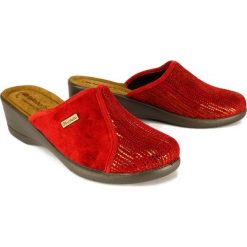 INBLU DE-05 bordowy, kapcie damskie. Czerwone koturny damskie Inblu, bez obcasa, na koturnie, bez zapięcia. Za 69,90 zł.