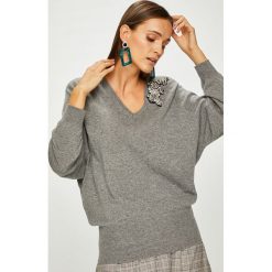 Liu Jo - Sweter. Szare swetry klasyczne damskie marki Liu Jo, s, z wiskozy, z włoskim kołnierzykiem. W wyprzedaży za 399,90 zł.