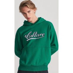 Bluza z napisem - Zielony. Zielone bluzy męskie Reserved, s, z napisami, bez kołnierzyka, bez rękawów, bez kaptura. W wyprzedaży za 59,99 zł.