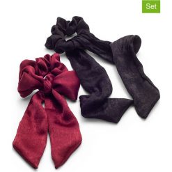 Gumki (2 szt.) w kolorze czerwonym i czarnym do włosów. Czerwone gumki do włosów damskie Zoë Ayla, bez wzorów, z satyny. W wyprzedaży za 45,95 zł.