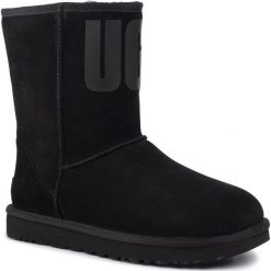Buty UGG - W Classic Short Ugg Rubber Logo 1108230 Blk. Czarne kozaki damskie Ugg, na imprezę, z wełny, bez obcasa, bez zapięcia. W wyprzedaży za 519,00 zł.