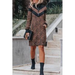 Sukienka MELIKA. Pomarańczowe sukienki damskie IVET, na co dzień, bez wzorów, eleganckie, bez kołnierzyka, z długim rękawem, długie, sportowe. W wyprzedaży za 119,00 zł.