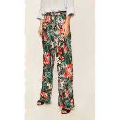 Guess Jeans - Spodnie. Spodnie damskie Guess Jeans, s, z aplikacjami, z poliesteru. W wyprzedaży za 299,90 zł.