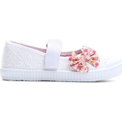 Białe Tenisówki Keep Moving On. Białe trampki dziewczęce Born2be, z materiału. Za 29,99 zł.