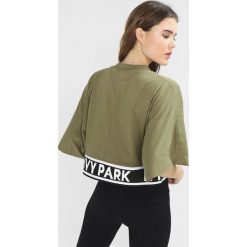 Topy sportowe damskie: Ivy Park LOGO TAPE BOXY CROP CREW TEE Tshirt z nadrukiem moss