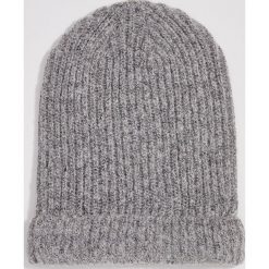 Szara czapka beanie - Jasny szary. Szare czapki damskie Sinsay, bez wzorów. W wyprzedaży za 7,99 zł.