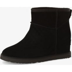 UGG - Skórzane kozaki damskie – Classic Femme Mini, biały. Białe kozaki damskie Ugg, klasyczne, bez obcasa, na koturnie, bez zapięcia. Za 799,95 zł.