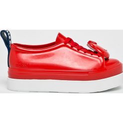 Melissa - Buty Be + Hello Kitty. Czerwone buty sportowe damskie Melissa, z motywem z bajki, ze skóry, sportowe. W wyprzedaży za 239,90 zł.