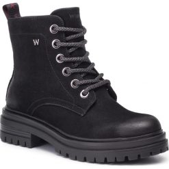 Trapery WRANGLER - Courtney Boot WL92660A Black 062. Czarne trapery damskie Wrangler, ze skóry ekologicznej, bez obcasa, bez zapięcia. W wyprzedaży za 229,00 zł.