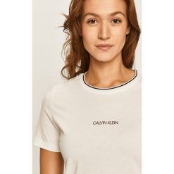 Calvin Klein - T-shirt. Białe bluzki damskie Calvin Klein, s, z nadrukiem, z bawełny, casualowe, z okrągłym kołnierzem. Za 179,90 zł.