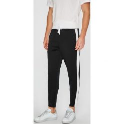 Jack & Jones - Spodnie Vega. Czarne spodnie męskie Jack & Jones, na co dzień, bez wzorów, z elastanu, casualowe. W wyprzedaży za 89,90 zł.