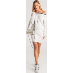 SUKIENKA Patrizia Pepe. Białe sukienki damskie Patrizia Pepe, na imprezę, xs, z aplikacjami, z materiału, z okrągłym kołnierzem, bez rękawów, mini. Za 989,00 zł.