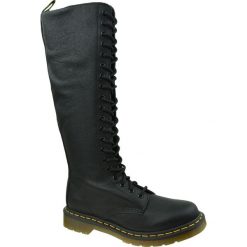 Dr. Martens 1B60 Virginia 23889001. Czarne glany damskie Dr. Martens, ze skóry, bez obcasa, bez zapięcia. W wyprzedaży za 799,99 zł.