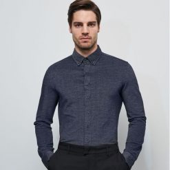 Dzianinowa koszula slim fit - Szary. Szare koszule męskie Reserved, s, bez wzorów, z dzianiny, bez kołnierzyka, bez rękawów. W wyprzedaży za 49,99 zł.