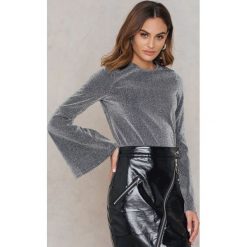NA-KD Party Brokatowy top z rozszerzanym rękawem - Silver. Szare topy damskie NA-KD Party, bez wzorów, z poliesteru, bez kołnierzyka. W wyprzedaży za 36,58 zł.
