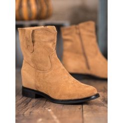 CiepŁe kowbojki na koturnie. Kozaki damskie Ideal Shoes, z zamszu, bez obcasa, na koturnie, bez zapięcia. Za 99,00 zł.