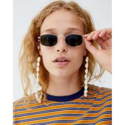 Koszulka w paski w trzech kolorach. Niebieskie koszulki damskie Pull&Bear, w paski, bez kołnierzyka, z krótkim rękawem. Za 49,90 zł.