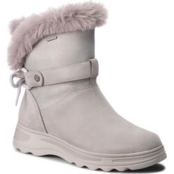 Śniegowce GEOX - D Hosmos B Abx C D84AUC 0322N C1355 Lt Grey/Silver. Szare kozaki damskie Geox, na zimę, ze skóry ekologicznej, bez zapięcia. W wyprzedaży za 339,00 zł.