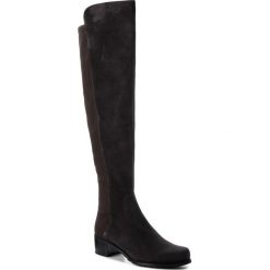 Muszkieterki STUART WEITZMAN - Reserve YL53472 Asphalt Suede. Szare kozaki damskie marki Stuart Weitzman, ze skóry, bez obcasa, na obcasie, bez zapięcia. Za 2889,00 zł.