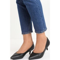 Czarne Czółenka Happy Nation. Czarne buty ślubne damskie Born2be, ze szpiczastym noskiem, na niskim obcasie, na szpilce. Za 69,99 zł.