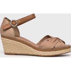 Tommy Hilfiger - Koturny. Czarne koturny damskie TOMMY HILFIGER, bez wzorów, ze skóry, bez obcasa, na obcasie. W wyprzedaży za 329,90 zł.