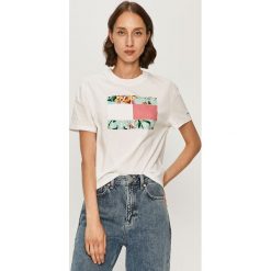 Tommy Jeans - T-shirt. Białe topy damskie Tommy Jeans, s, z nadrukiem, z bawełny, z okrągłym kołnierzem. Za 229,90 zł.