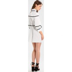 Fashion Union FIN Sukienka letnia white. Białe bez kategorii marki Fashion Union, na lato, z bawełny. W wyprzedaży za 170,10 zł.