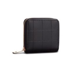 ACCCESSORIES 1WA-019-AW18. Czarne portfele damskie ACCCESSORIES, bez wzorów, ze skóry ekologicznej. Za 19,99 zł.