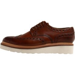 Grenson ARCHIE Sznurowane obuwie sportowe tan handpainted. Brązowe buty skate męskie Grenson, z materiału, na sznurówki. W wyprzedaży za 674,50 zł.