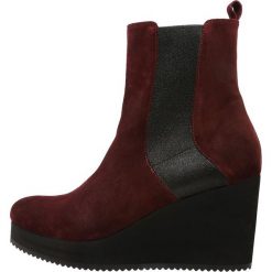Homers MICRO Botki na koturnie crosta amarone. Czerwone koturny damskie marki Homers, ze skóry, klasyczne, bez obcasa, na koturnie, bez zapięcia. Za 1089,00 zł.