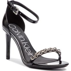 Sandały CALVIN KLEIN - Rajni E8858 Black. Czarne klapki damskie Calvin Klein, z aplikacjami, ze skóry ekologicznej, bez obcasa, na obcasie. Za 779,00 zł.