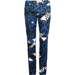 Versace Jeans Jeansy "Punk". Czarne jeansy męskie Versace Jeans, z nadrukiem. Za 459,00 zł.