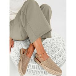 Camelowe Espadryle Hygana. Brązowe espadryle damskie Renee, bez wzorów, bez obcasa, na płaskiej podeszwie, bez zapięcia. W wyprzedaży za 79,99 zł.