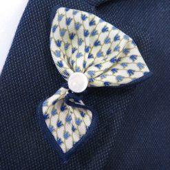 Kremowa wpinka do butonierki w niebieskie kwiaty W33. Niebieskie marynarki męskie Modini Moda Męska, m, w kwiaty, casualowe. Za 26,10 zł.