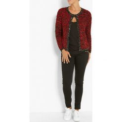 Kardigan w kolorze czerwonym. Czerwone swetry damskie Jacqueline Riu, w paski. W wyprzedaży za 79,95 zł.