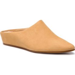 Klapki CLARKS - Sense Beau 261407784 Light Tan Nubuck. Żółte klapki damskie Clarks, bez wzorów, ze skóry, bez obcasa, na obcasie. W wyprzedaży za 299,00 zł.