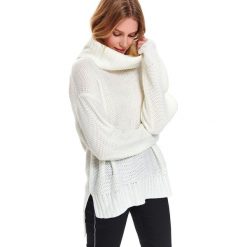 Gruby damski sweter z golfem. Białe swetry damskie Top Secret, na wiosnę, bez wzorów, ze splotem, bez rękawów, bez kaptura. W wyprzedaży za 59,99 zł.