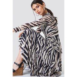 NA-KD Siateczkowa sukienka z warstwami - Multicolor. Szare sukienki damskie NA-KD, bez wzorów, ze stójką, z długim rękawem, długie, maxi. Za 242,95 zł.