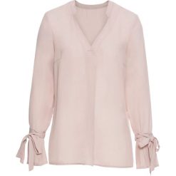 Bluzka z plisowanymi mankietami bonprix dymny różowy. Różowe koszulki damskie marki bonprix, bez wzorów, eleganckie, z dekoltem w serek. Za 79,99 zł.
