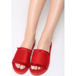 Czerwone Klapki Chiffon. Czerwone klapki damskie Born2be, w paski, bez obcasa, na płaskiej podeszwie. Za 59,99 zł.