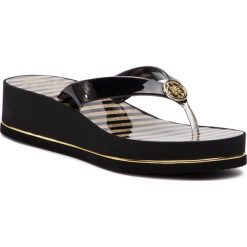 Japonki GUESS - Enzy FL6ENZ ELE21 BLACK. Czarne klapki damskie Guess, z aplikacjami, z tworzywa sztucznego, bez obcasa, na obcasie. W wyprzedaży za 149,00 zł.