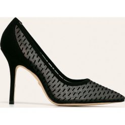 Stuart Weitzman - Szpilki Tasha. Czarne szpilki Stuart Weitzman, bez wzorów, ze skóry, bez obcasa, na obcasie, bez zapięcia. W wyprzedaży za 999,90 zł.