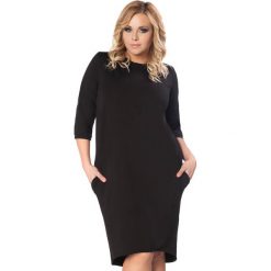 Czarna Dzianinowa Sukienka z Wiązaniem na Karku PLUS SIZE. Czarne sukienki balowe marki Molly.pl, plus size, w paski, z dzianiny, z dekoltem na plecach, plus size, oversize. Za 135,90 zł.