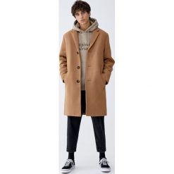 Klasyczny płaszcz z klapami w kolorze camel. Brązowe płaszcze męskie marki Pull&Bear, m, klasyczne. Za 299,00 zł.