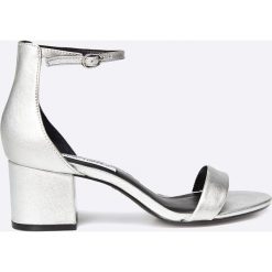 Steve Madden - Sandały. Szare sandały damskie Steve Madden, bez wzorów, ze skóry, bez obcasa, na obcasie, na klamry. W wyprzedaży za 249,90 zł.