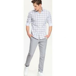 KOSZULA DŁUGI RĘKAW MĘSKA SLIM FIT. Białe koszule męskie Top Secret, m, bez wzorów, z bawełny, eleganckie, bez kołnierzyka, z długim rękawem. W wyprzedaży za 59,99 zł.